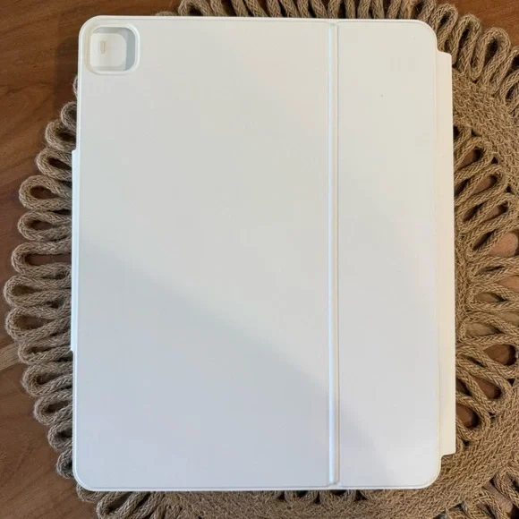 ESR White Tablet Keyboard Case - Picture 4 of 5